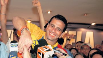 Henrique Capriles salió victorioso anoche  en las primarias de la oposición en Venezuela que lo colocan como el adversario único del actual presidente Hugo Chávez en las elecciones de octubre.