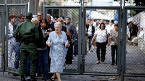 Venezolanos ingresan en Caracas a un centro de votación para las elecciones primarias de la oposición venezolana que se celebran con normalidad.