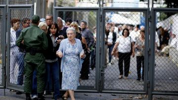 Venezolanos ingresan  en Caracas a un centro de votación para las elecciones primarias de la oposición venezolana que se celebran con normalidad.