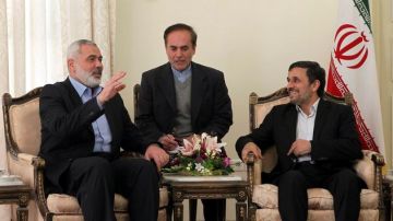 El presidente iraní, Mahmud Ahmadineyad (dcha), conversa con el jefe del gobierno de Hamás en Gaza, Ismail Haniye (dcha),  en Teherán.