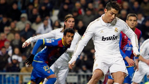 El portugués Cristiano Ronaldo marca de penal el empate transitorio del Real ante Levante, que al final terminaría siendo goleado por 4-2.