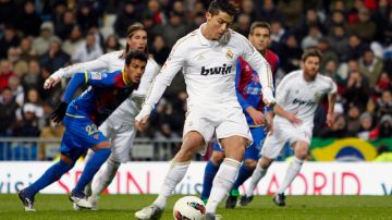 El portugués Cristiano Ronaldo marca de penal el empate transitorio del Real ante Levante, que al final terminaría siendo goleado por 4-2.