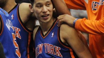 Jeremy Lin (c) celebra con sus compañeros, después que los Knicks de vencieran a Timberwolves.
