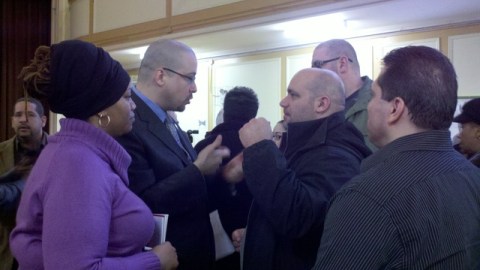El senador estatal Gustavo Rivera escucha a varios residentes de El Bronx durante un foro comunitario.