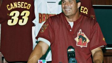 El cubano, José Canseco, mientras era presentado por el Laredo de Texas, en 2010. Ahora probará de nuevo con el Quintana Roo de México.