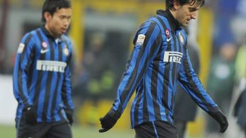 El argentino Diego Milito del Inter de Milán sale cabizbajo tras la derrota 1-0 ante el Novara.