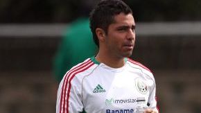 Ricardo Bocanegra (i) y Marco Fabián (d), miembros de la selección mexicana de fútbol que participará en el próximo preolímpico.