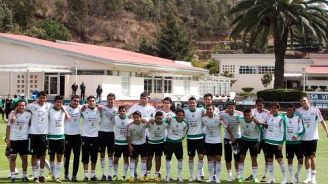 El Tri Sub-23 que buscará el boleto a Londres 2012 posa en su primer día de trabajo, ayer, en el Centro de Alto Rendimiento de la FMF.