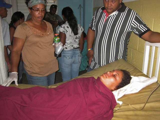 María Sobeida Guzmán, sobreviviente del naufragio de una yola, permanece en el hospital, tras su rescate en Sabana de la Mar, en República Dominicana.