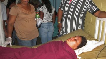 María Sobeida Guzmán, sobreviviente del naufragio de una yola, permanece en el hospital, tras su rescate en Sabana de la Mar, en República Dominicana.