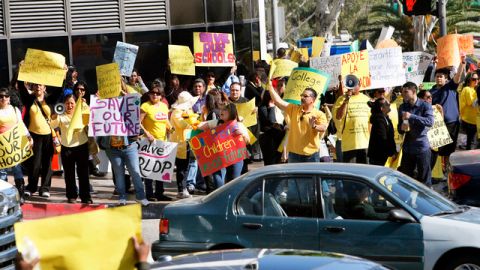 Padres, estudiantes y diversas organizaciones levantaron su voz, una vez más, en contra de los millonarios recortes que se han propuesto y que elimimarían varios programas que ofrece el distrito.