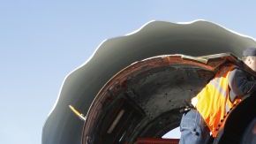 Un mecánico trabaja en uno de los motores de General Electric que operan los aviones Boeing 747-8 Freighter.