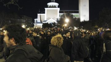 Cientos de asistentes se han concentrado ayer noche ante la embajada de Grecia en Madrid, en solidaridad por situación del país heleno.