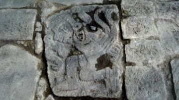 Una de las lozas con grabados halladas frente al Templo Mayor azteca,