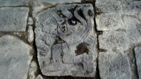 Una de las lozas con grabados halladas frente al Templo Mayor azteca,