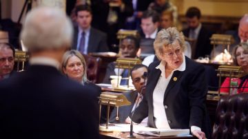La senadora estatal Loretta Weinberg (der.) habla a favor del proyecto para legalizar el matrimonio entre personas del mismo sexo, que fue aprobado por la Cámara Alta en el Capitolio de Trenton, tras una votación de 24-16.