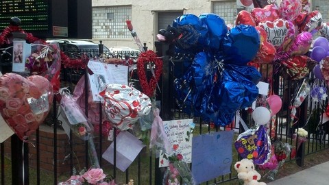 Fanáticos de Withney Houston continúan rindiéndole tributo y mostrando su pesar por la muerte de la cantante y han levantado un memorian en la iglesia .