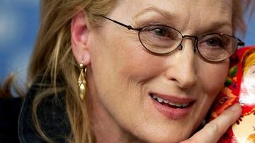 Meryl Streep ayer con una Matryoshka que le regaló un fan en el Festival de Cine de Berlín.