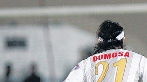 Dario Figueroa (21), del Zamora, intenta detener el avance de Juan Roman Riquelme, del Boca, ayer, en el partido de la Libertadores.