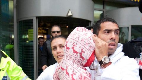 El argentino Carlos Tevez junto con su familia a su llegada al aeropuerto de  Manchester, Inglaterra.