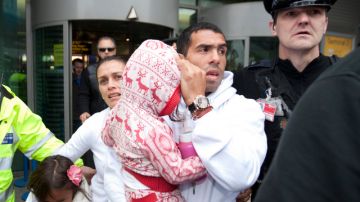 El argentino Carlos Tevez junto con su familia a su llegada al aeropuerto de  Manchester, Inglaterra.