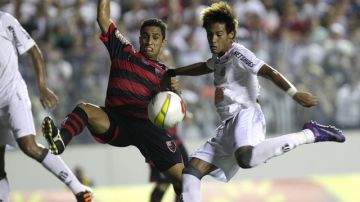 El astro Neymar (der.) es la máxima figura de la presente edción de la Copa Libertadores.