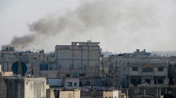 Sale humo de algunos edificios del barrio de Bab Amr, en Homs bombardeado por  tropas del régimen sirio.
