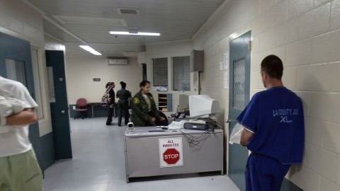 Los presos Indocumentados convictos de un crimen serán transferidos si se reducen los fondos estatales.