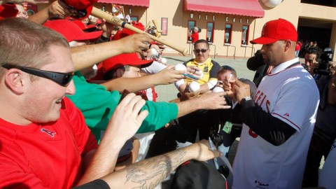 Albert Pujols (der.) ya tuvo un primer contacto con los seguidores de Angels, quienes ahora esperan respuestas en los campos de juego.