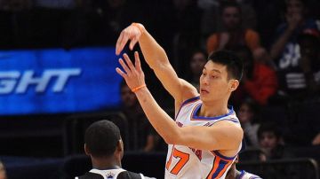 El armador Jeremy Lin reparte el balón anoche ante los Kings, en un juego donde sumó 13 asistencias.