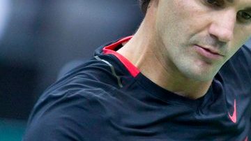 Roger Federer  en acción frente al francés Nicolas Mahut, ayer.