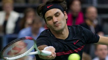 Roger Federer en acción ayer en Holanda.