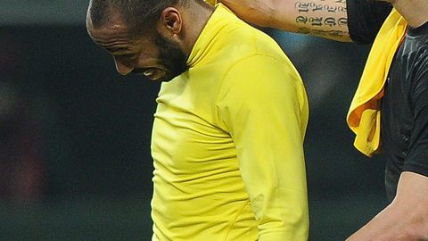 El sueco Zlatan Ibrahimovic (der.) consuela al francés Thierry Henry (izq.) quien disputaba con Arsenal su último juego antes de regresar a los Red Bulls de NY.