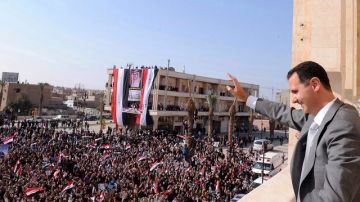El presiente sirio Bashar al-Assad dirigiéndose a la población el pasado 6 de noviembre, de acuerdo con una foto distribuída ayer por el gobierno.