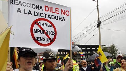 Opositores al Gobierno de  Rafael Correa, se manifiestan a las afueras de la Corte Suprema de Justicia en Quito.