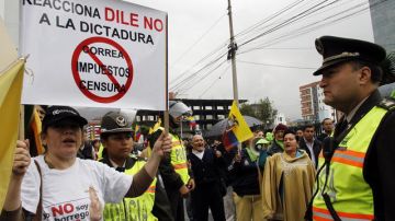 Opositores al Gobierno de  Rafael Correa, se manifiestan a las afueras de la Corte Suprema de Justicia en Quito.