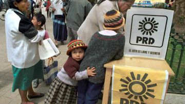 Campesinos humildes, en su mayor'a expulsados o desplazados de sus comunidades provenientes de los Altos de Chiapas, acuden a votar en unas ele cciones presidenciales.