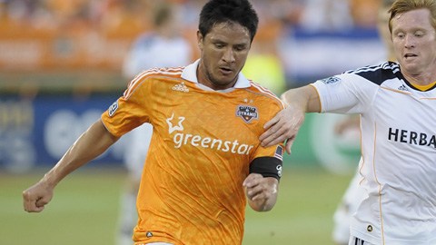 El delantero Brian Ching (izq.) durante su anterior etapa con el Dynamo de Houston.
