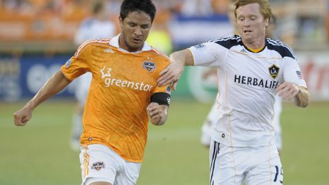 El delantero Brian Ching (izq.) durante su anterior etapa con el Dynamo de Houston.