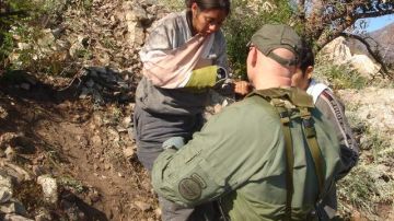 Personal de la Patrulla Fronteriza atiende a una joven indocumentada que se rompió un brazo durante la peligrosa travesía por el desierto de Sonora.