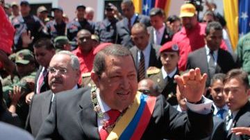 El presidente venezolano, Hugo Chávez Frías (i), saluda a sus seguidores en Ciudad Bolívar.