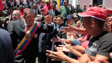 El presidente venezolano, Hugo Chávez Frías (i), saluda a sus seguidores en Ciudad Bolívar.
