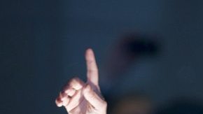 El aspirante republicano en la carrera presidencial por la Casa Blanca, Rick Santorum, muestra un ejemplar de la Declaración de Independencia mientras se dirige a sus seguidores durante un acto de campaña en Tacoma, Washington.