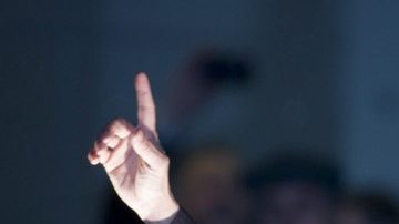 El aspirante republicano en la carrera presidencial por la Casa Blanca, Rick Santorum, muestra un ejemplar de la Declaración de Independencia mientras se dirige a sus seguidores durante un acto de campaña en Tacoma, Washington.