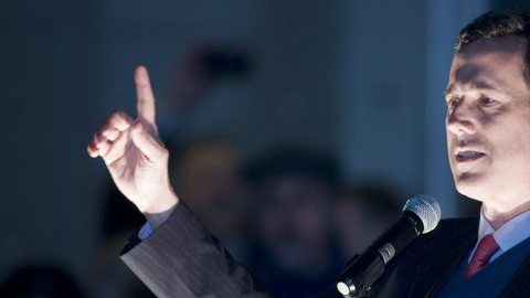 El aspirante republicano en la carrera presidencial por la Casa Blanca, Rick Santorum, muestra un ejemplar de la Declaración de Independencia mientras se dirige a sus seguidores durante un acto de campaña en Tacoma, Washington.