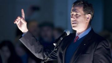 El aspirante republicano en la carrera presidencial por la Casa Blanca, Rick Santorum, muestra un ejemplar de la Declaración de Independencia mientras se dirige a sus seguidores durante un acto de campaña en Tacoma, Washington.