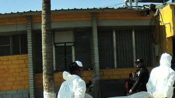 Empleados del servicio forense trasladan los cádaveres de las víctimas del incendio en la Granja Penal de Comayagua. Gustavo Amador