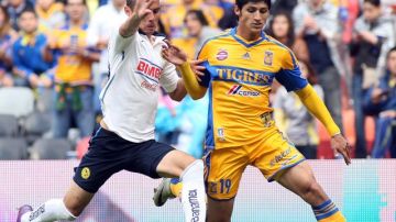 El centrocampista Paul Aguilar (i) de América lucha por el balón con Alan Pulido (d) de Tigres el pasado 5 de febrero de 2012.