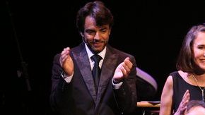 Roberto Gómez Bolaños (en silla de ruedas) recibe el premio "Leyenda" con motivo de la celebración del Mes de la Herencia Hispana en EEUU.