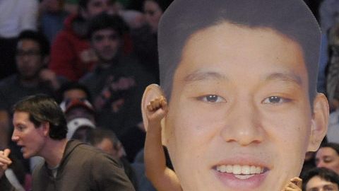 Un fanático sostiene una imagen de Lin durante el juego del miércoles ante los Kings.